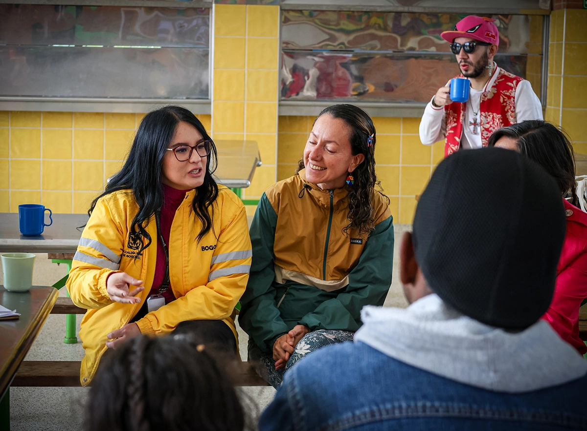 Foto de dos mujeres participando en el taller