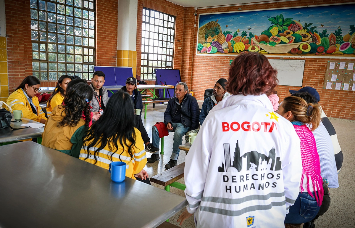 Foto de varias personas en el taller