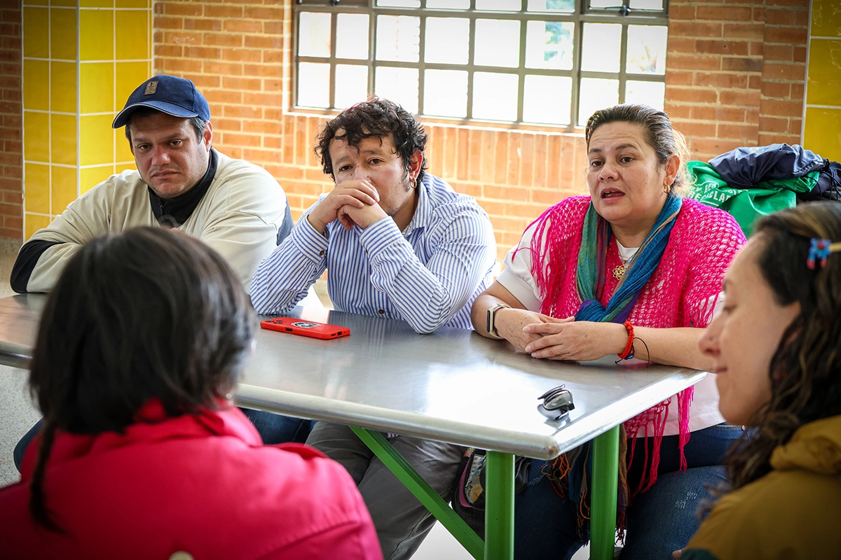 Foto de personas en el taller
