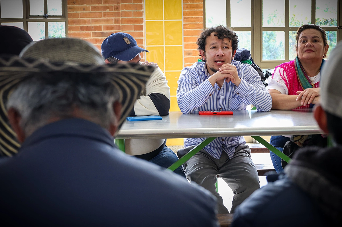 Foto de personas en el taller