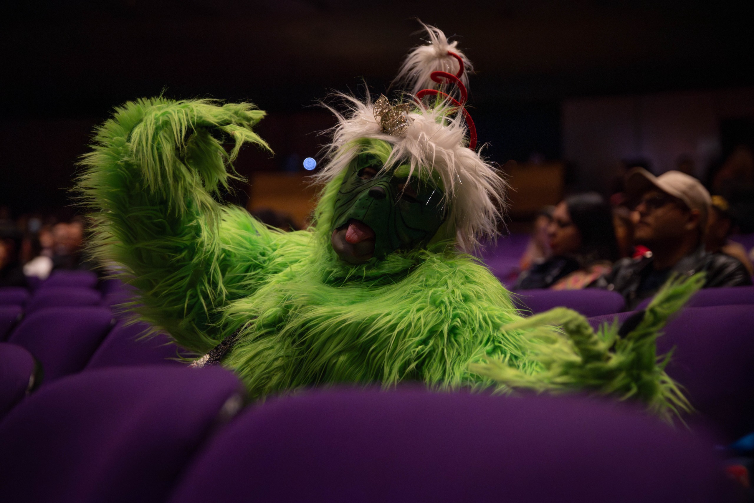 Foto de una persona disfrazada de Grinch