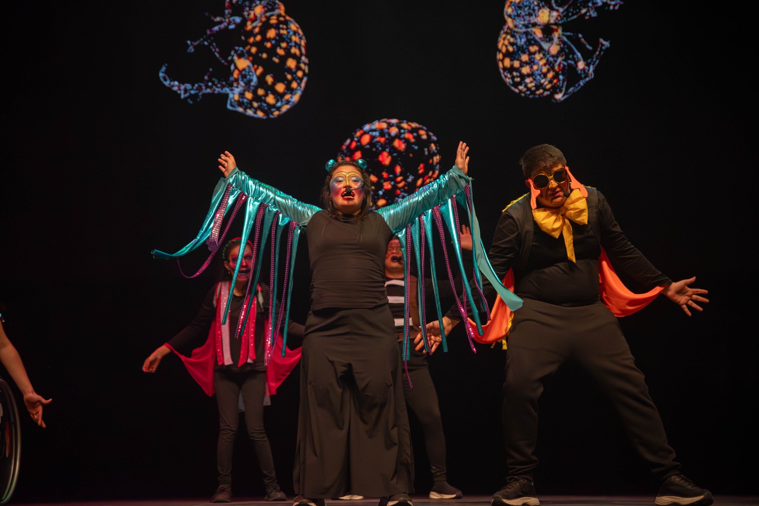 Foto de dos personas en escena