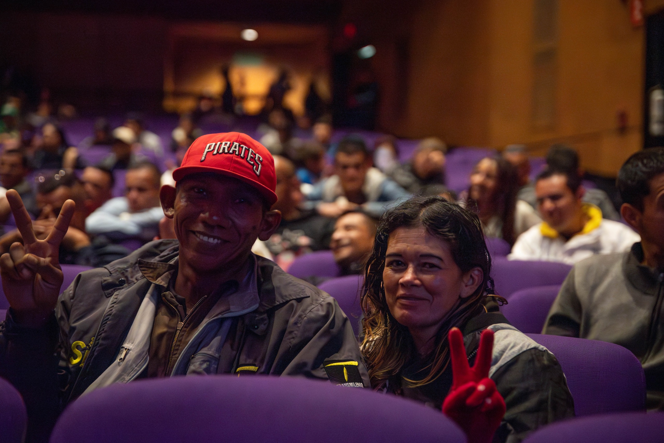 Foto de dos asistentes sonriendo