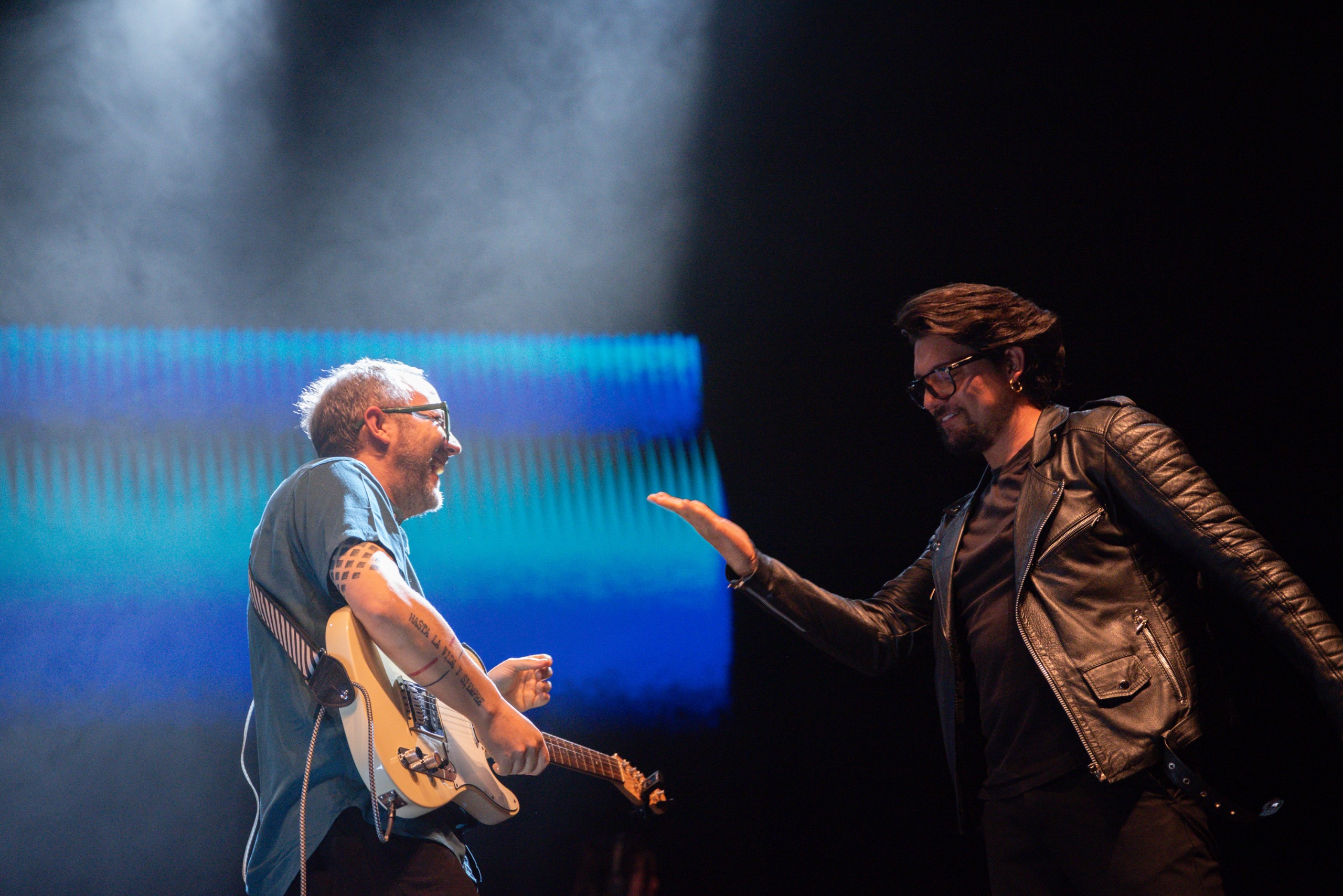 Foto de dos personas en escena