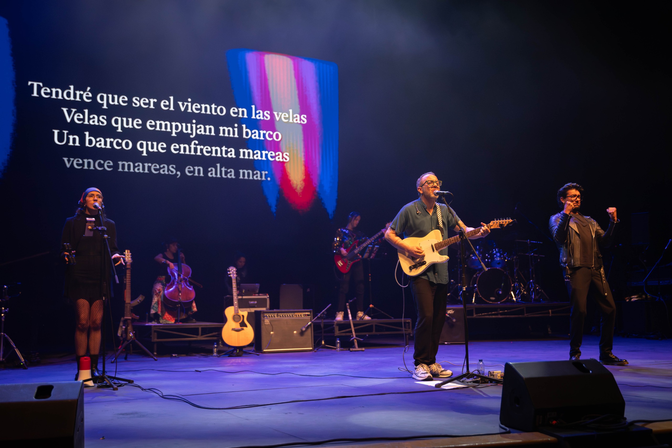 Foto de varios participantes en escena