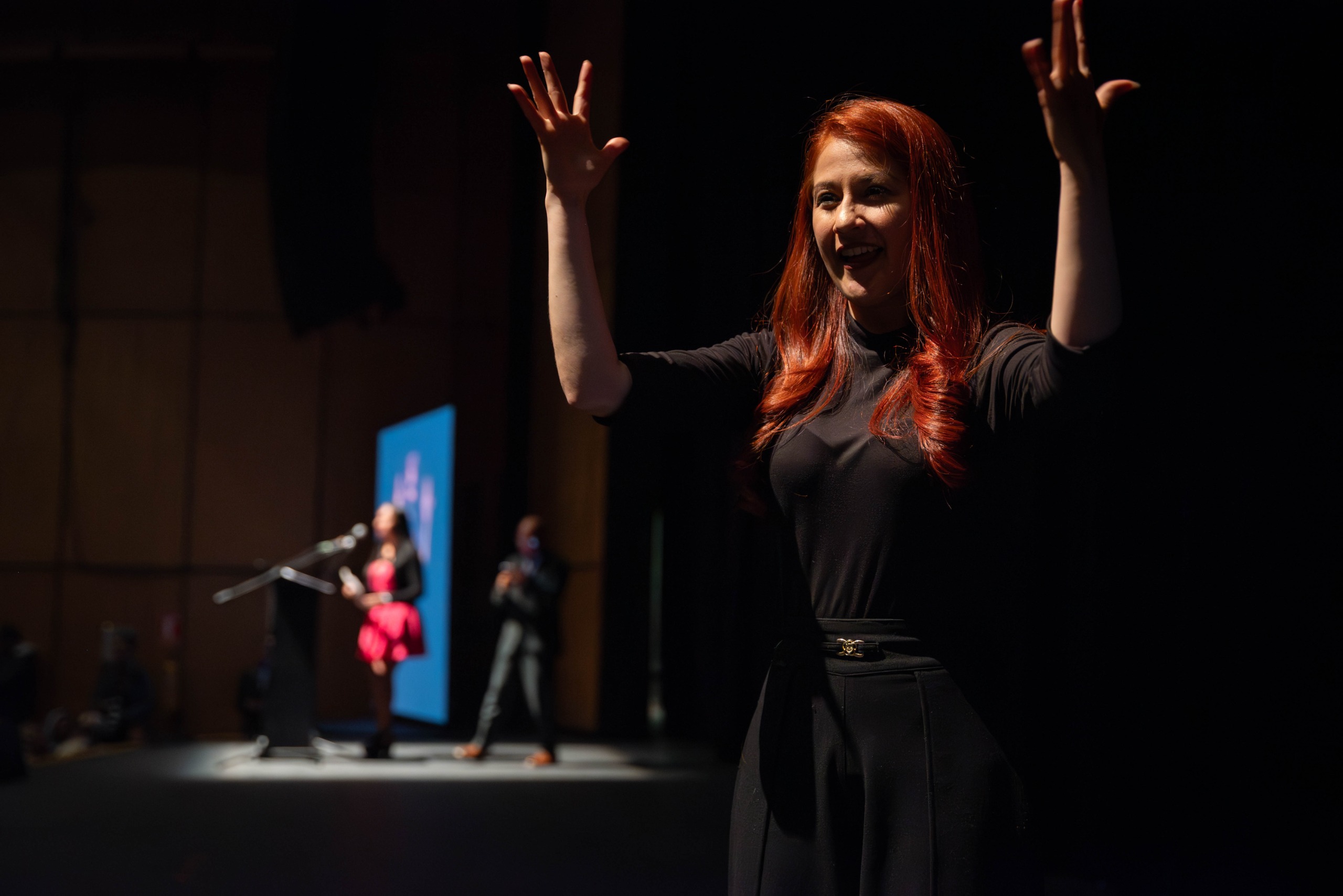 Foto de una interprete de señas