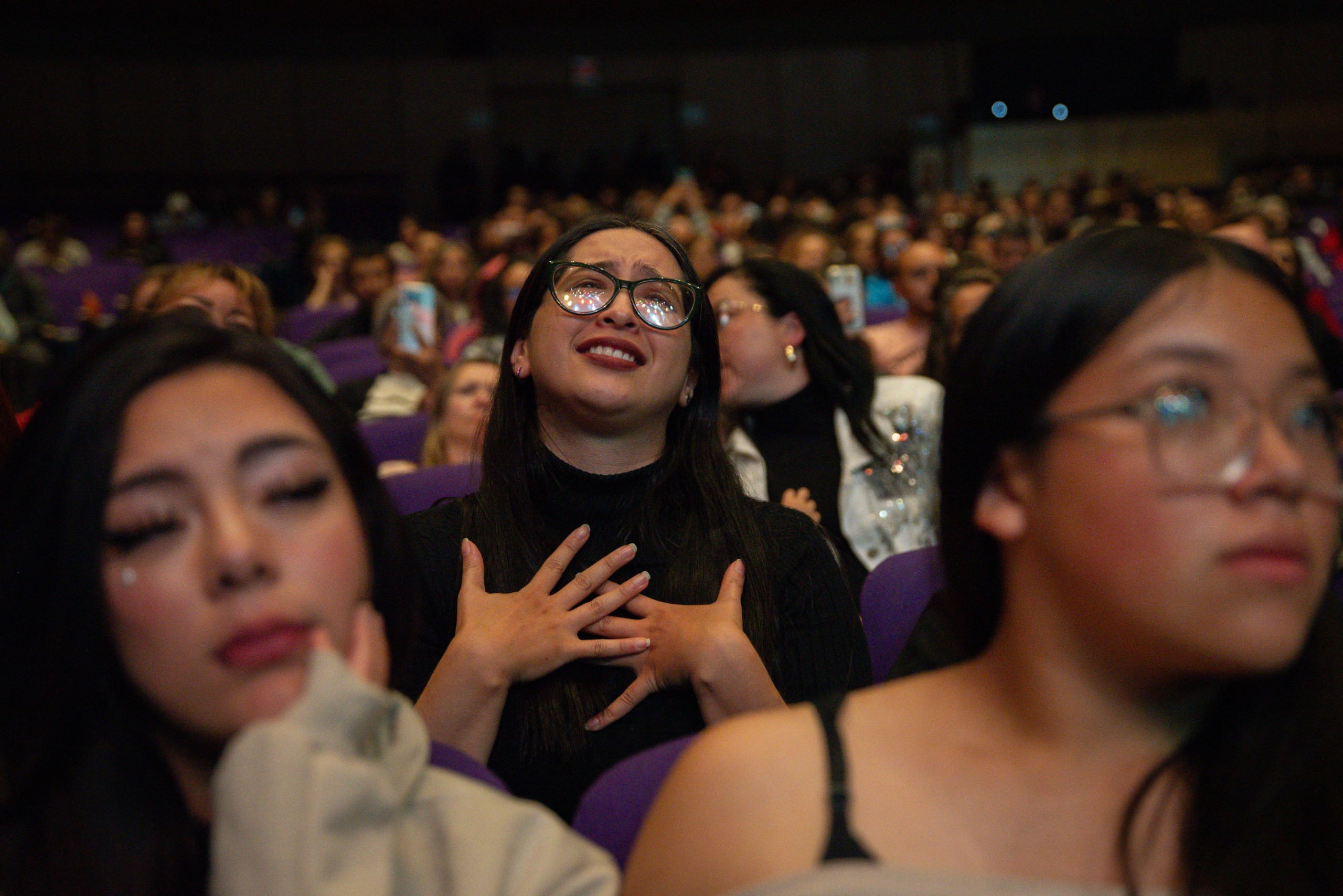 Foto del público asistente emocionado