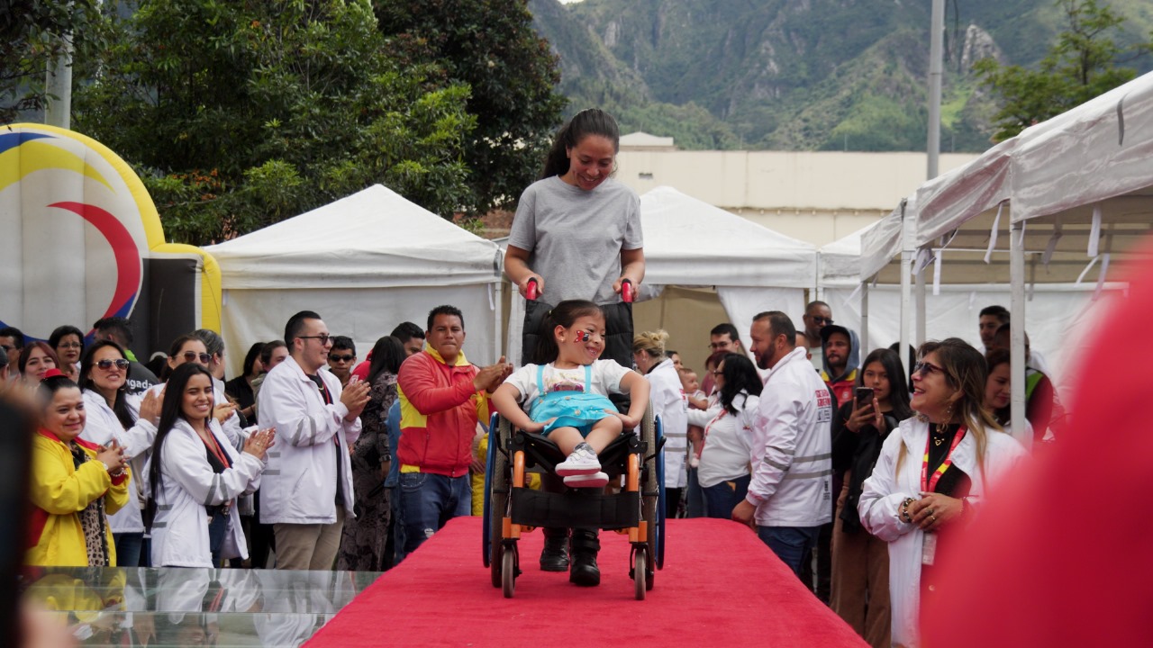 Foto de las aprticipantes desfilando