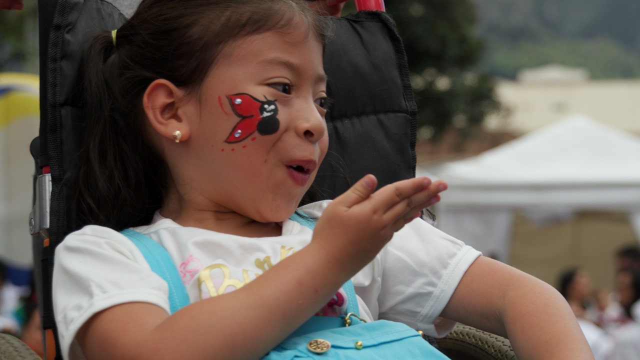 Foto de una niña feliz