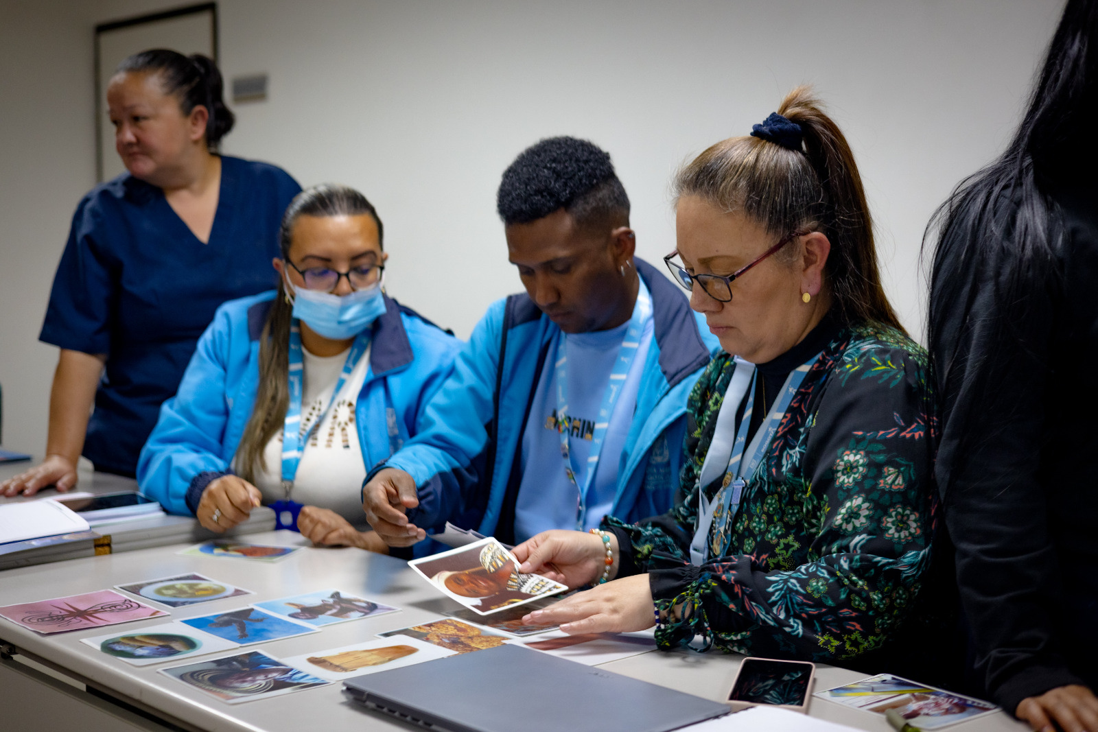 Foto de un grupo de personas mirando fotografías