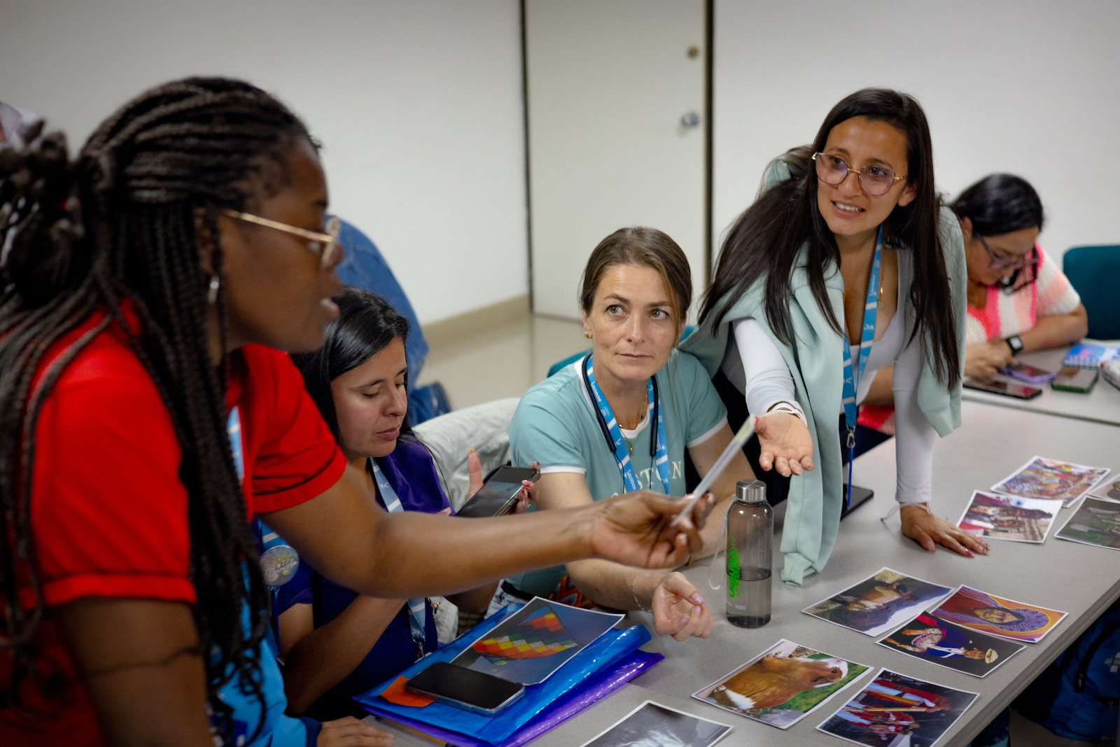 Foto de un grupo de mujeres mirando fotografías