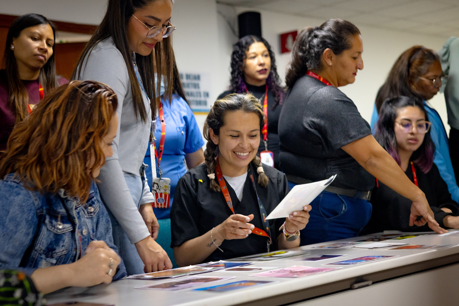 Foto de un grupo de mujeres en un espacio de taller