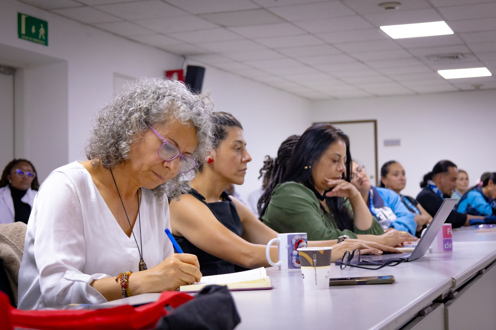 Foto de un grupo de mujeres en una mesa de trabajo