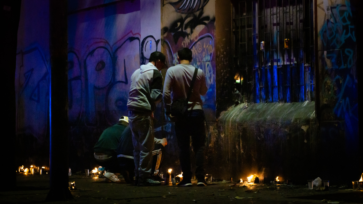 Foto de tres jovenes en la noche de espaldas