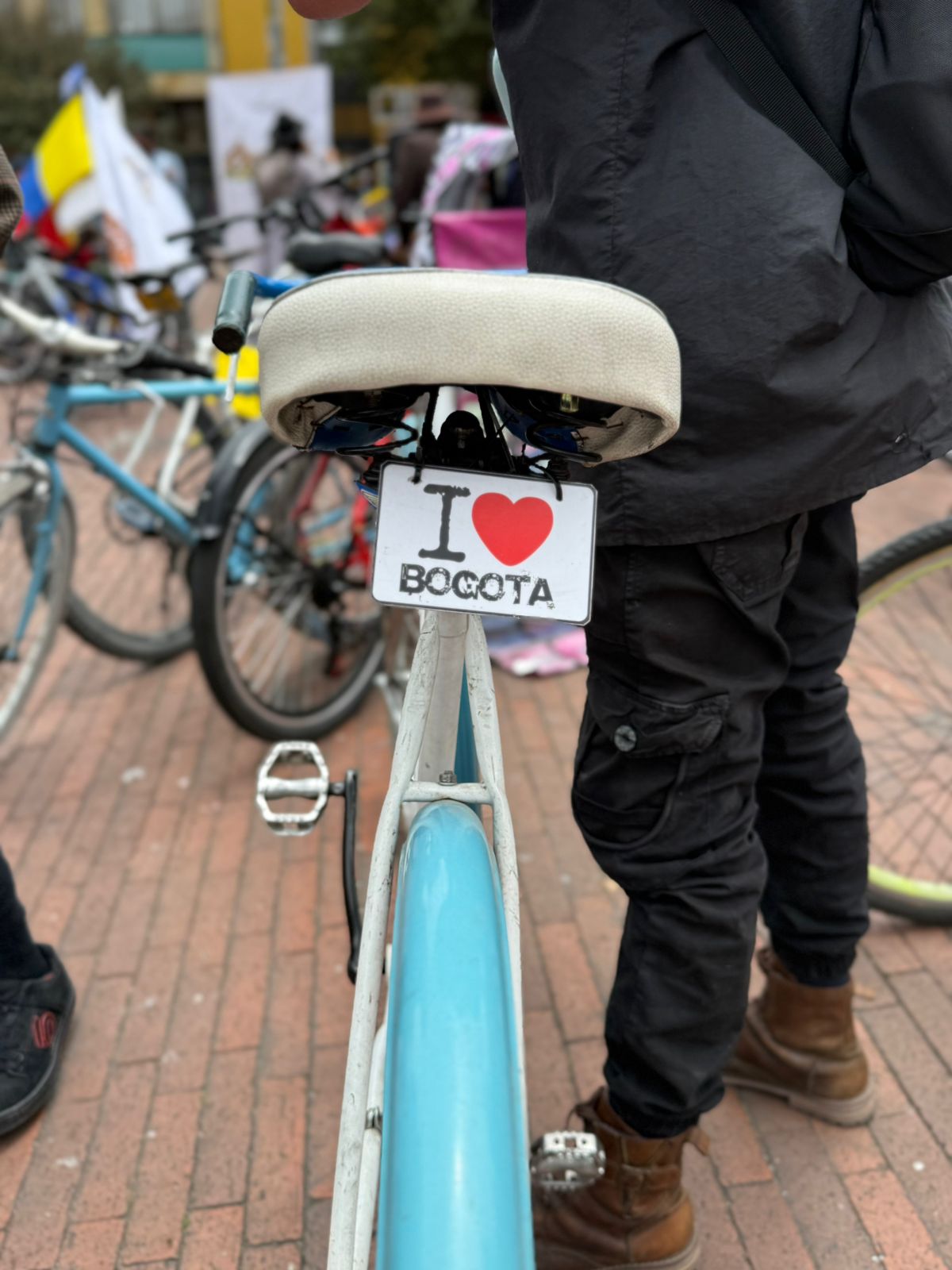 Foto de la parte de atras de una bicicleta que tiene una placa alusiva al amor por Bogotá.
