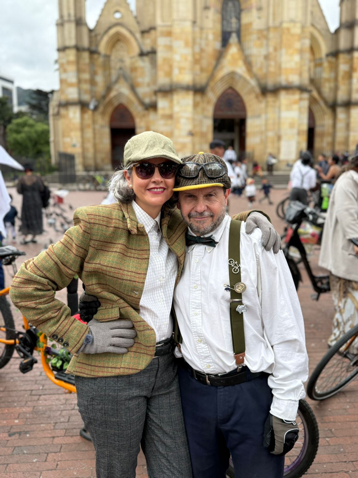 Foto de una pareja de adultos (mujer y hombre) participantes del ciclo paseo.