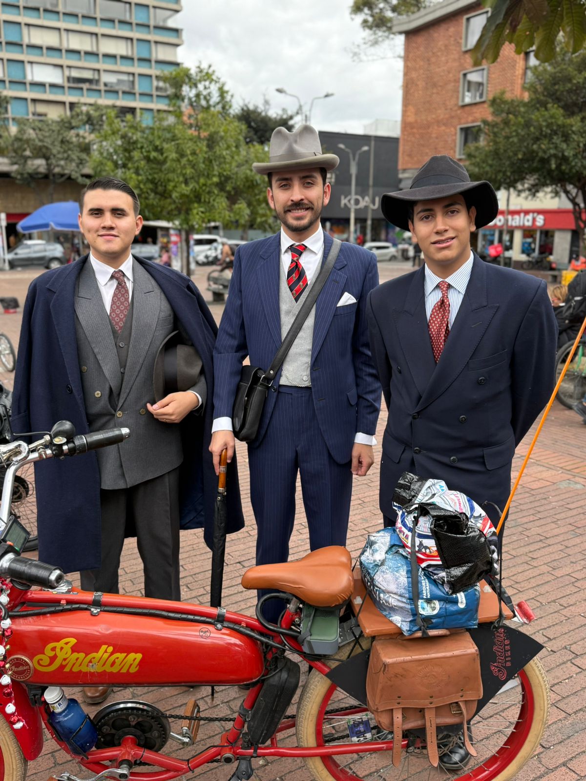 Foto de tres hombres participantes del ciclo paseo.