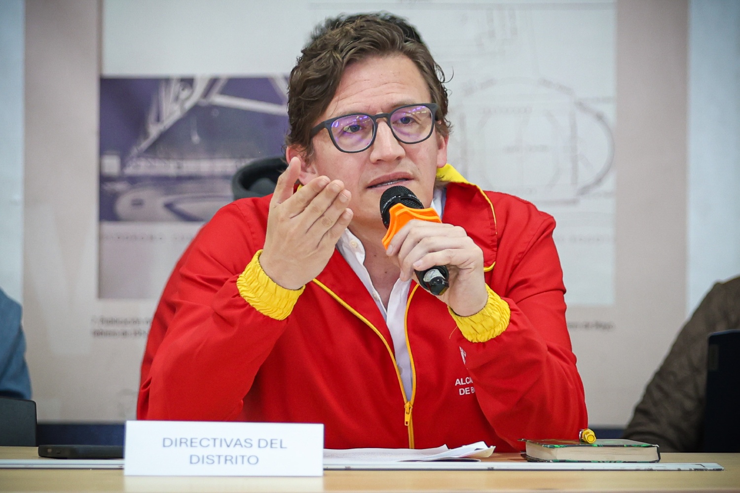 Foto de Gustavo Quintero, secretario Distrital de Gobierno dirigiéndose a la mesa consultiva indígena.