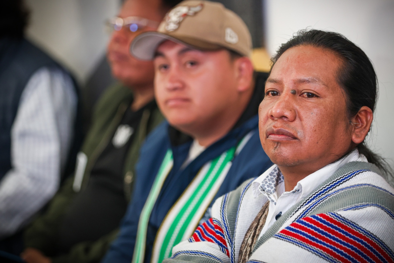 Foto de dos hombres de los pueblos indígenas