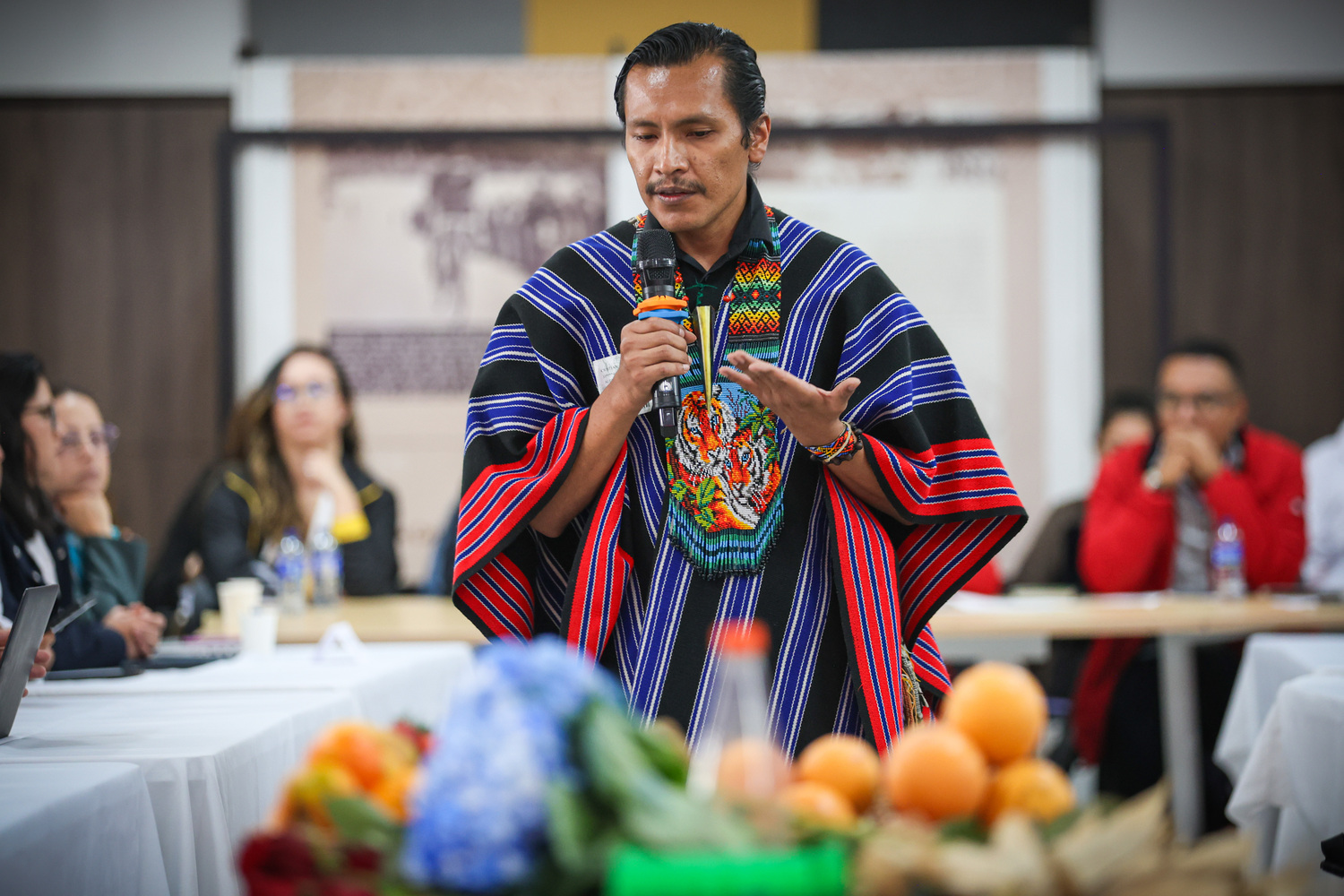 Foto de un hombre de los pueblos indígenas dirigiéndose a la mesa