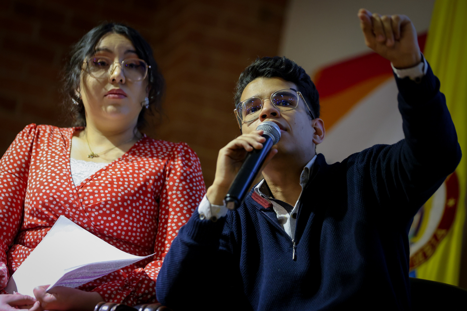 Foto de Cristian Oviedo participando en el foro.