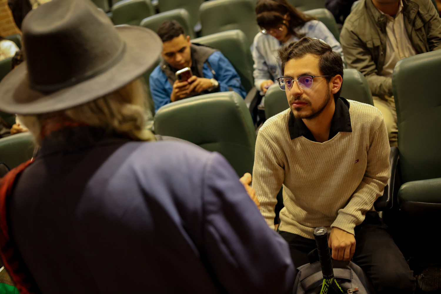 Foto de Jacob Naar Carvajal interactuando con los asistentes.