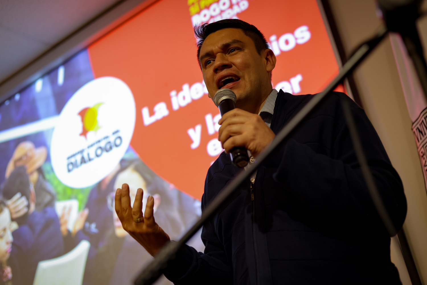 Foto de Julián Carvajal Zamora dirigiendose a la audiencia.