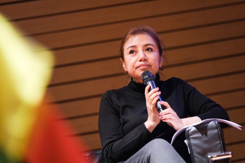 Foto de Ivonne González hablando