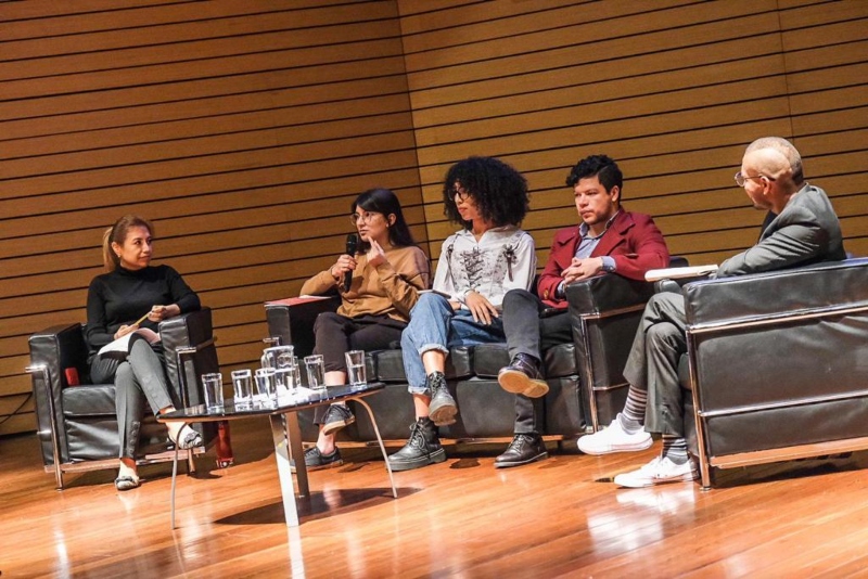Foto del panel del conversatorio interactuando