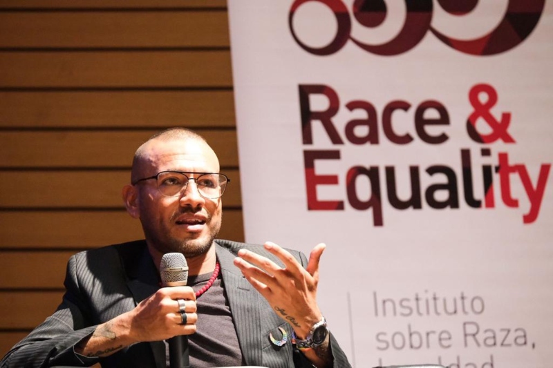 Foto de Daniel García dirigiendose a la audiencia