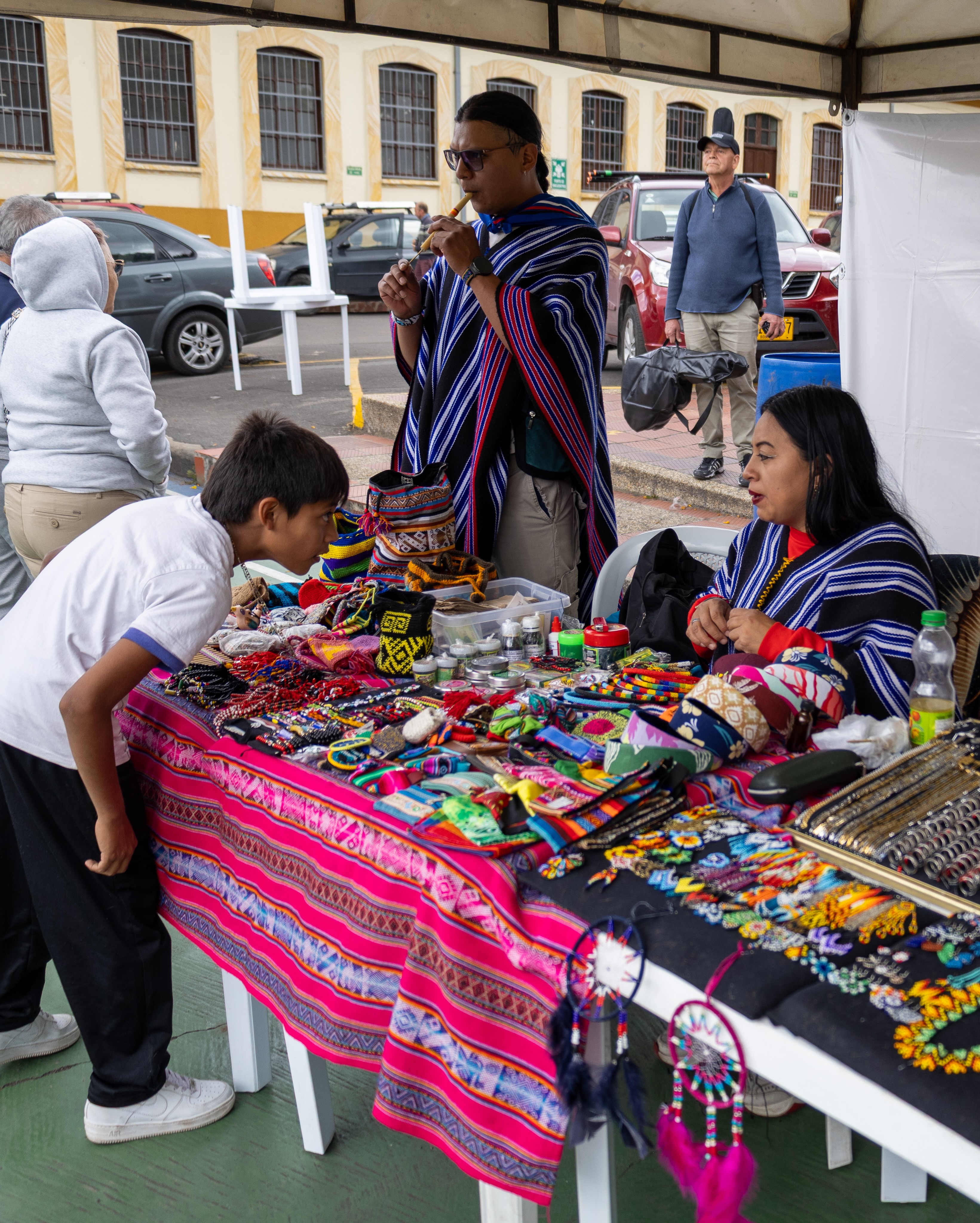 Foto de un niño hablando con una indígena joven