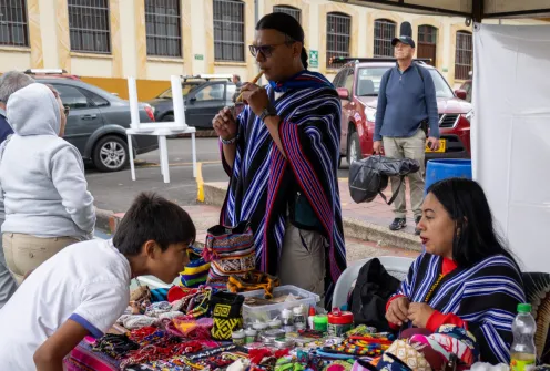 Un niño hablando con una joven indígena