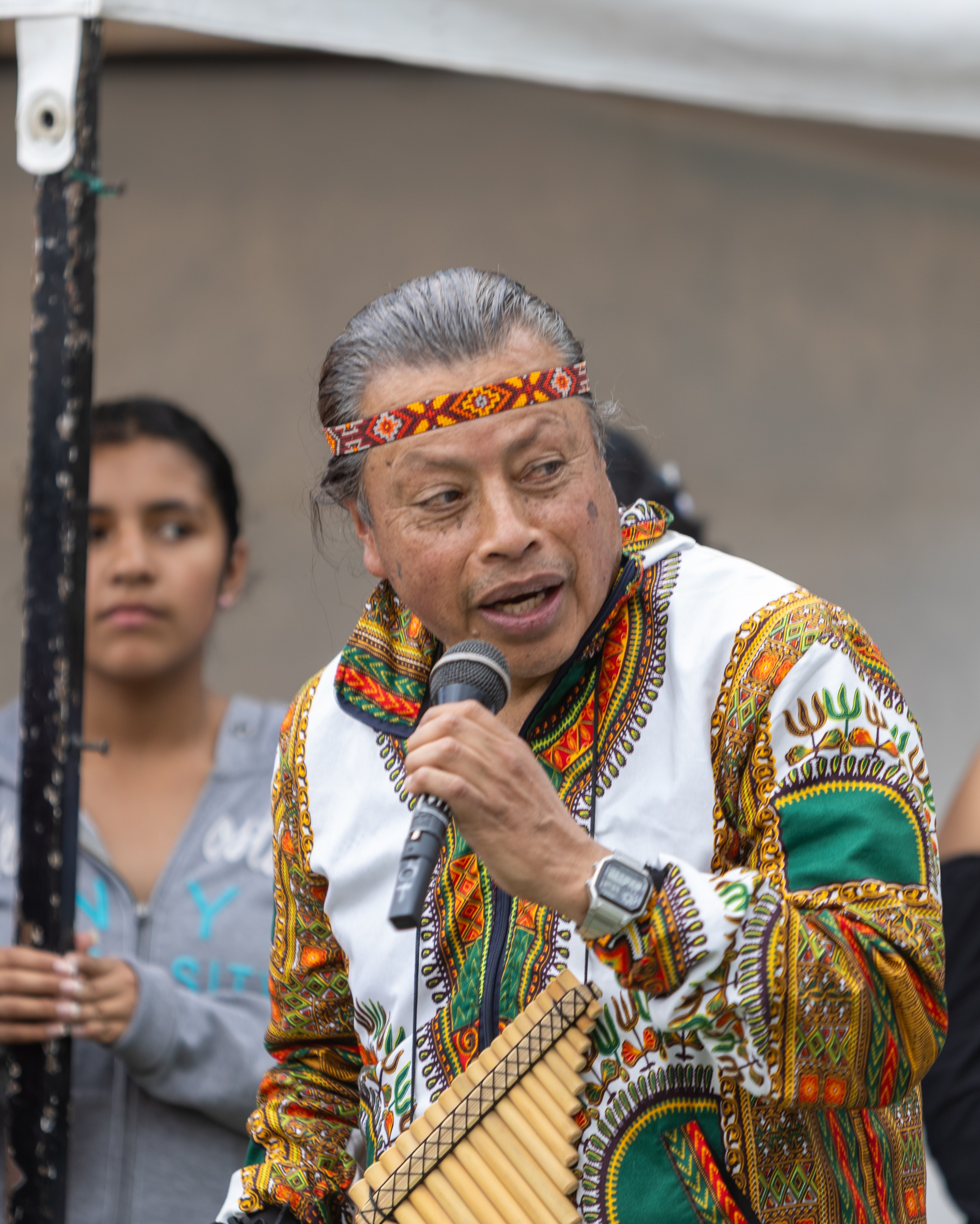 Foto de un indígena hablando