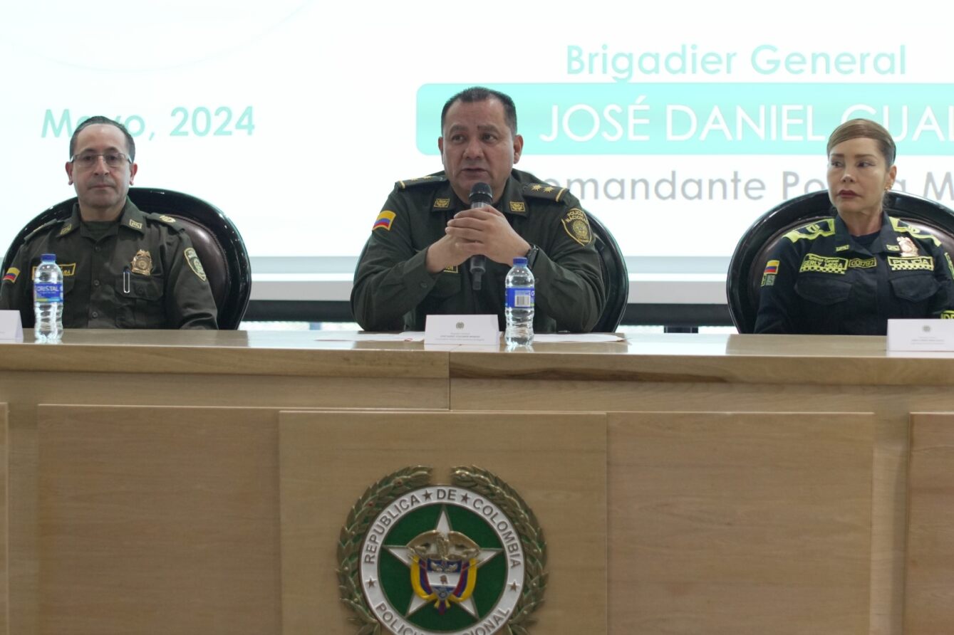 Foto de la mesa de la Policia Metropolitana de Bogotá dirigiendose a la audiencia