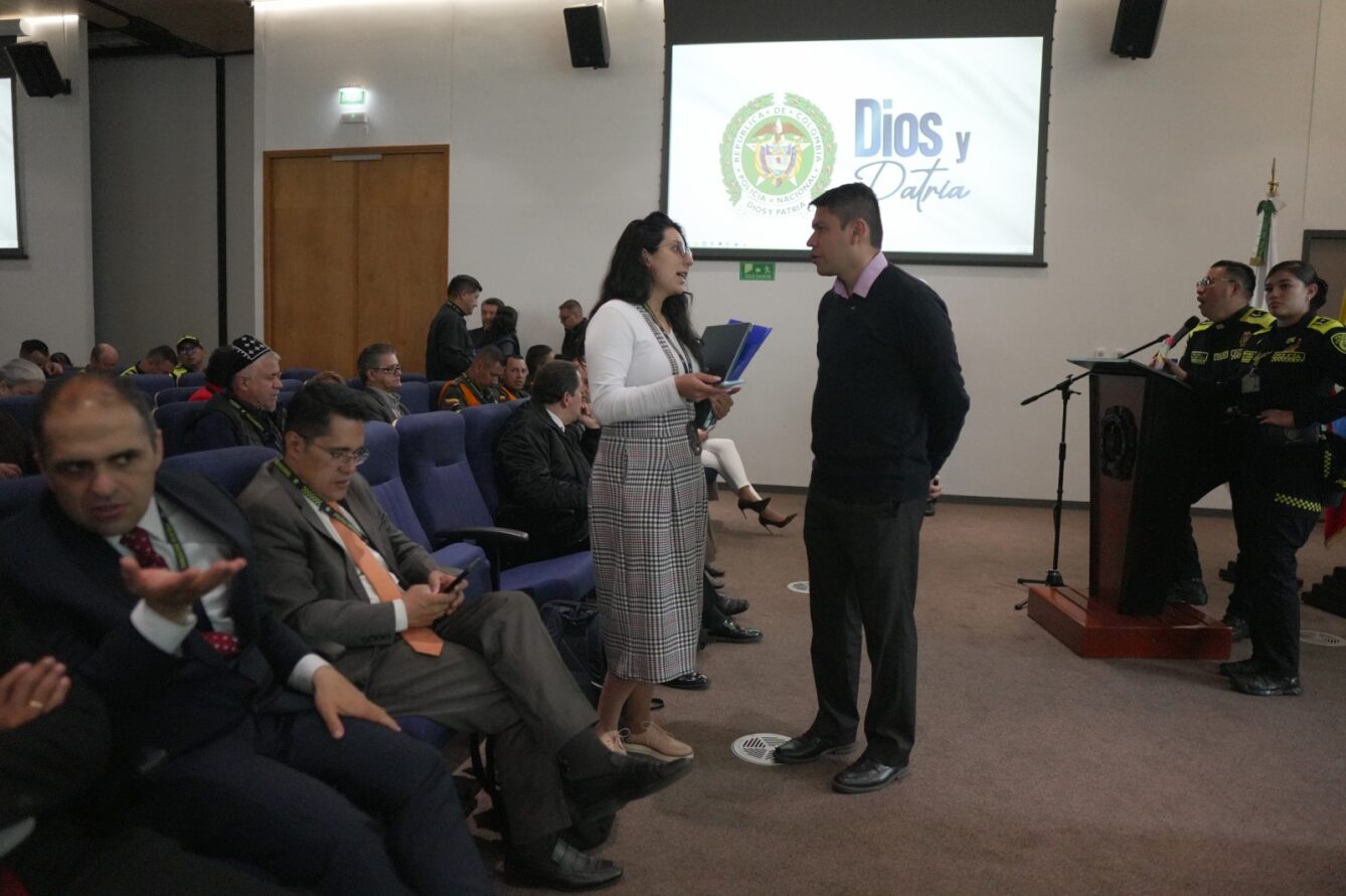 Foto de personas interactuando en el evento