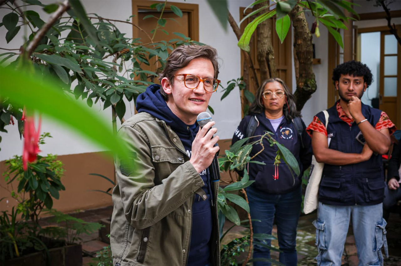 Foto de Gustavo Quintero dirigiendose a la audiencia.