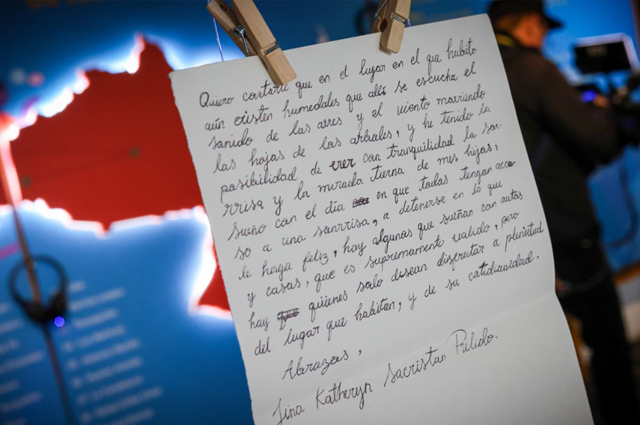 Foto en primer plano de una carta escrita a mano que hace parte de la exposición.