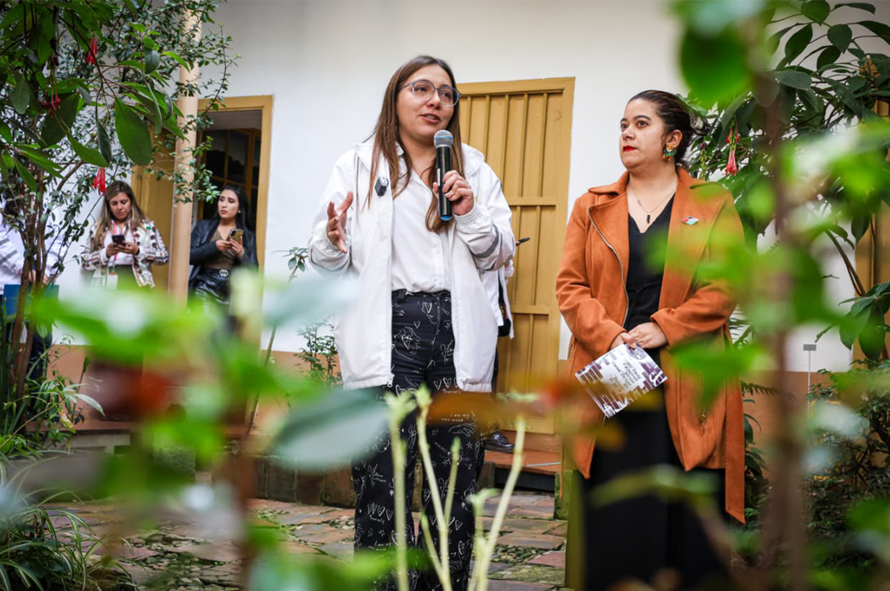 Foto de Luz Amanda Guzmán dirigiendose a la audiencia.