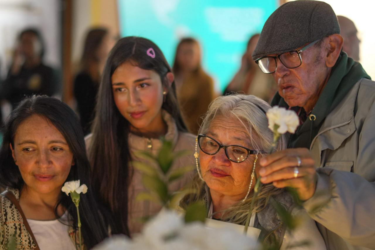 Foto de tres mujeres (persona mayor, adulta y joven) y un hombre persona mayor en momento de reflexión