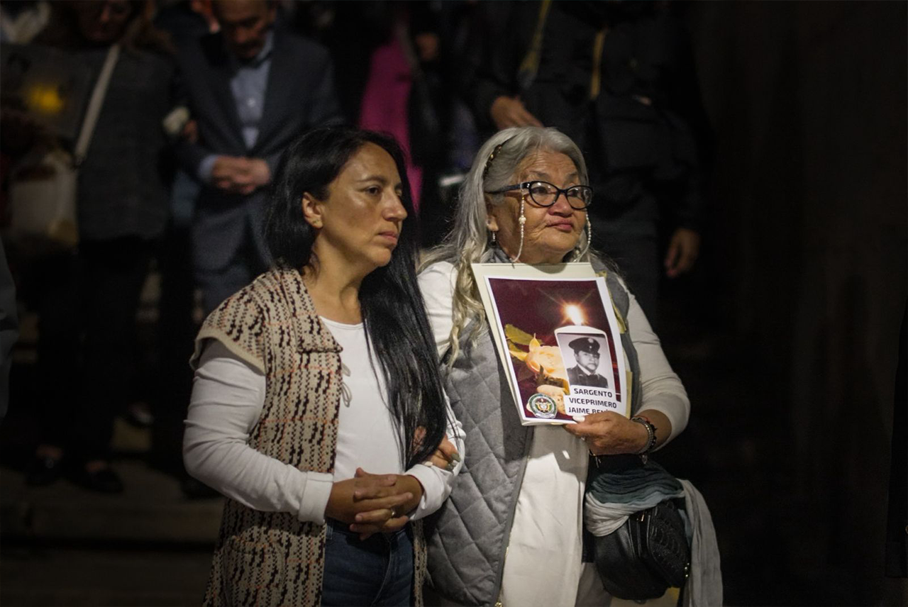 Foto de dos mujeres (a la izquerda una adulta y a la derecha una persona mayor)