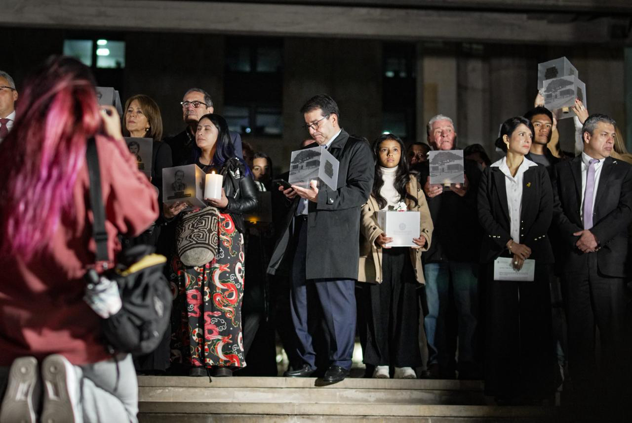 Foto de varias personas asistentes a la inauguración de la exposción.