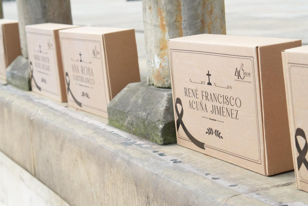Foto de unas cajas parte de la obra expuesta.