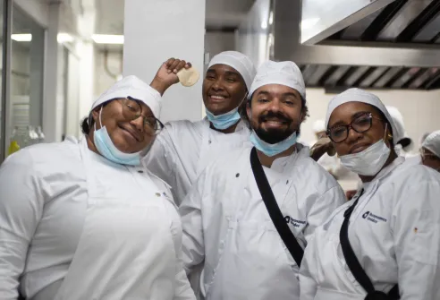 Foto de cuatro cocineras(os) raizales sonriendo