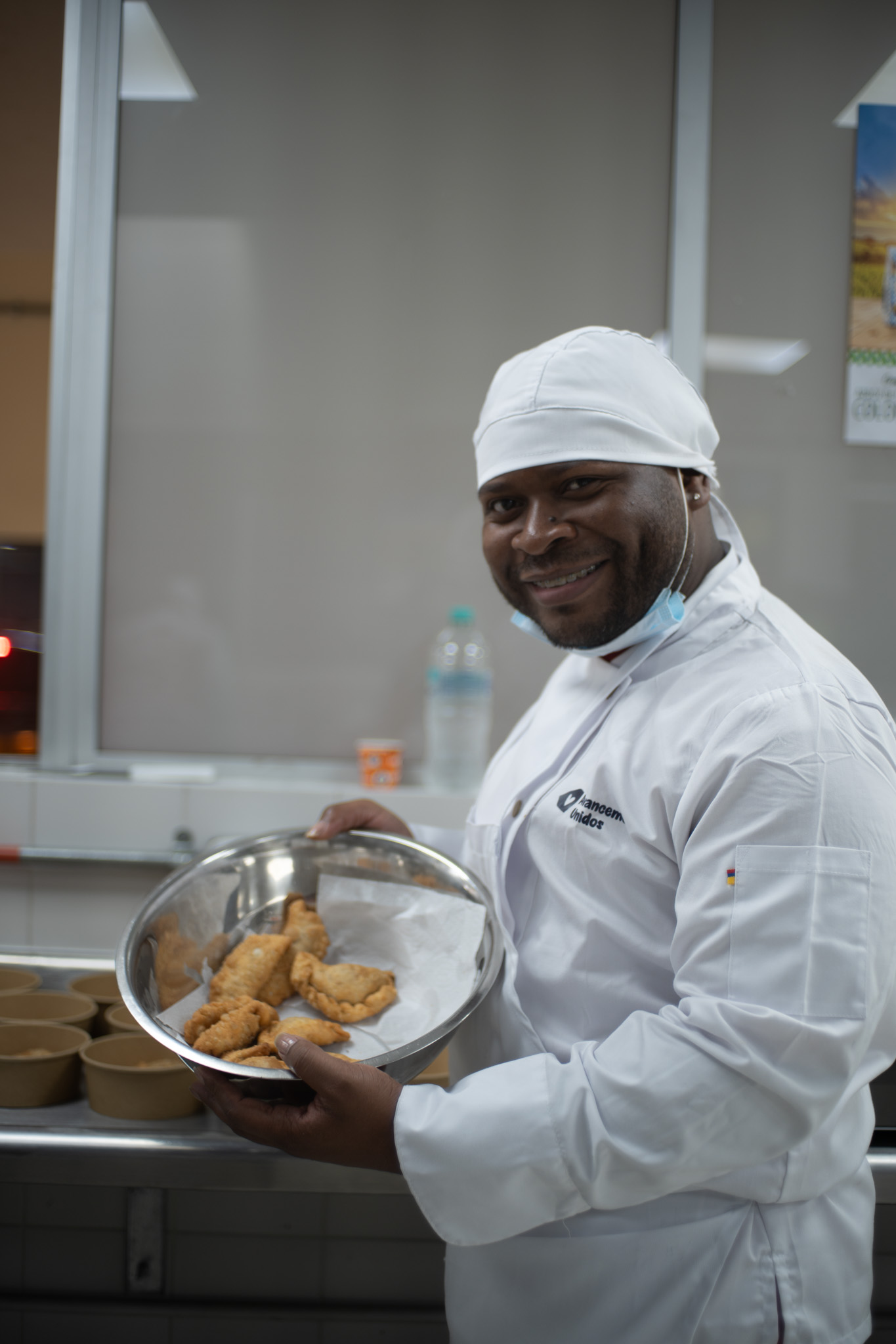Foto de un cocinero raizal feliz mostrando unos amasijos