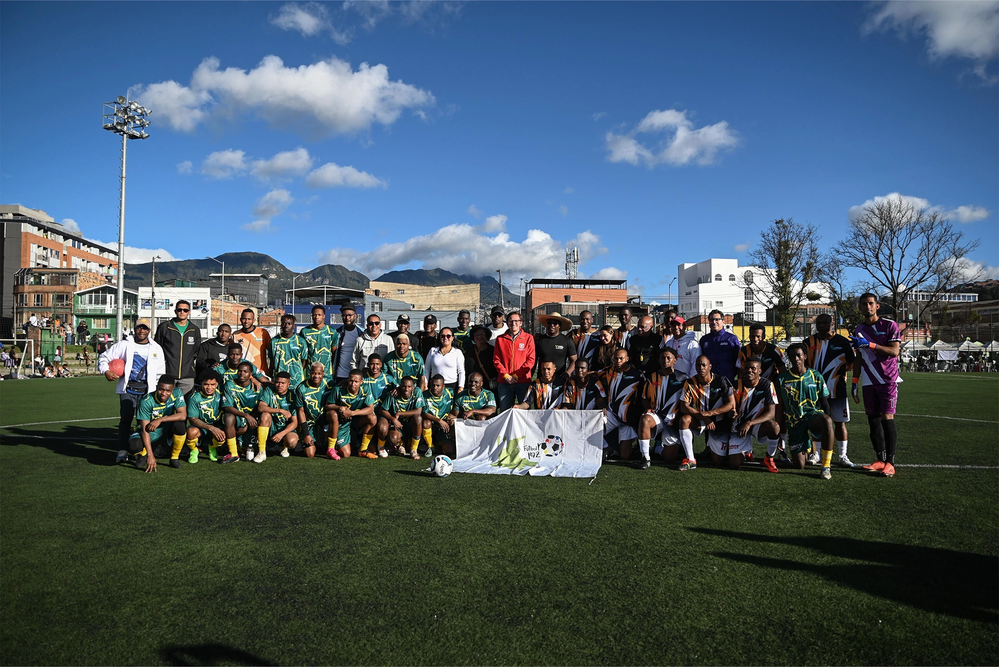 Foto de dos de los equipos participantes.
