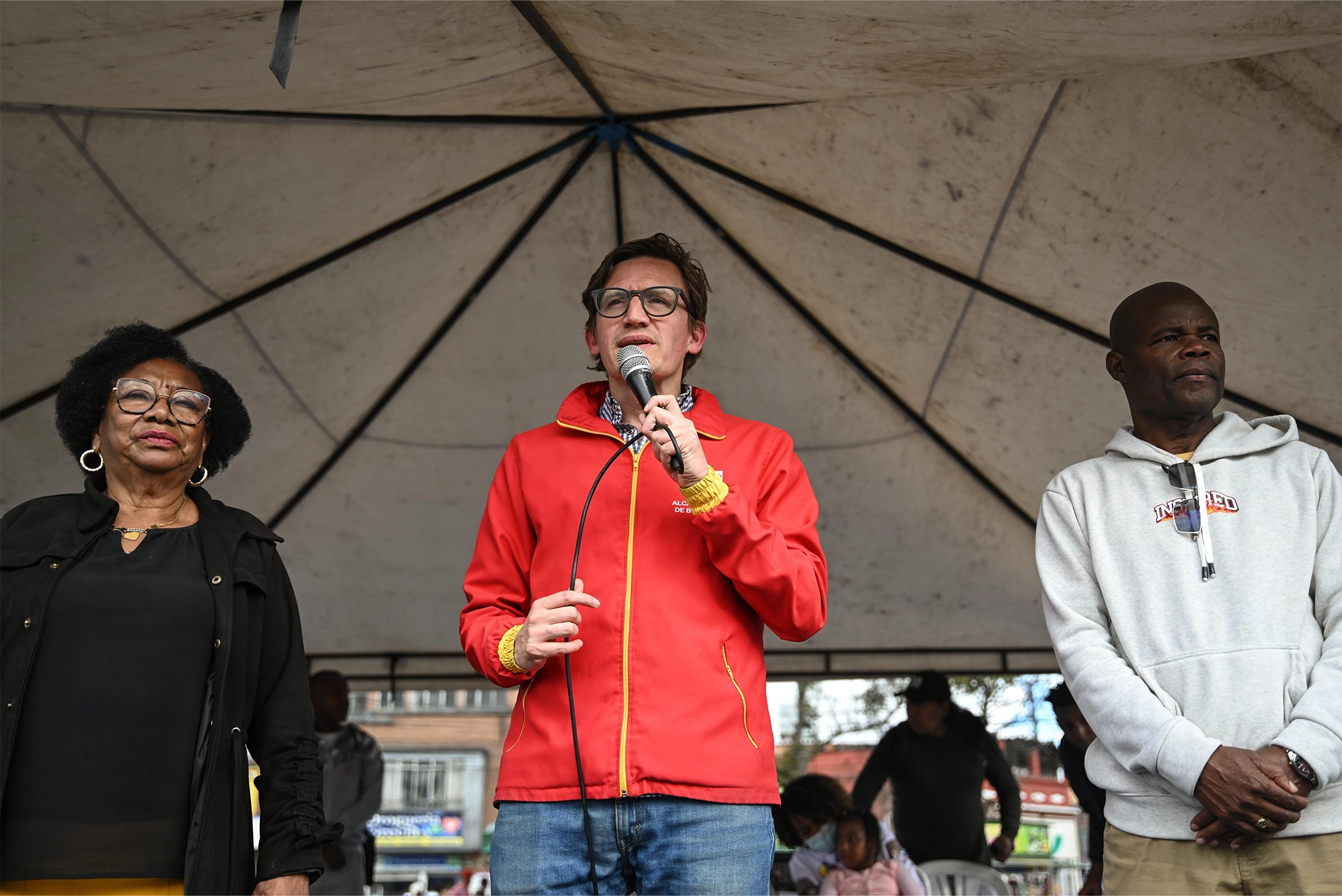 Foto de Adiela Dagua Aponzá, Gustavo Quintero Ardila y Éder Campaz dirigiendose a la audiencia.