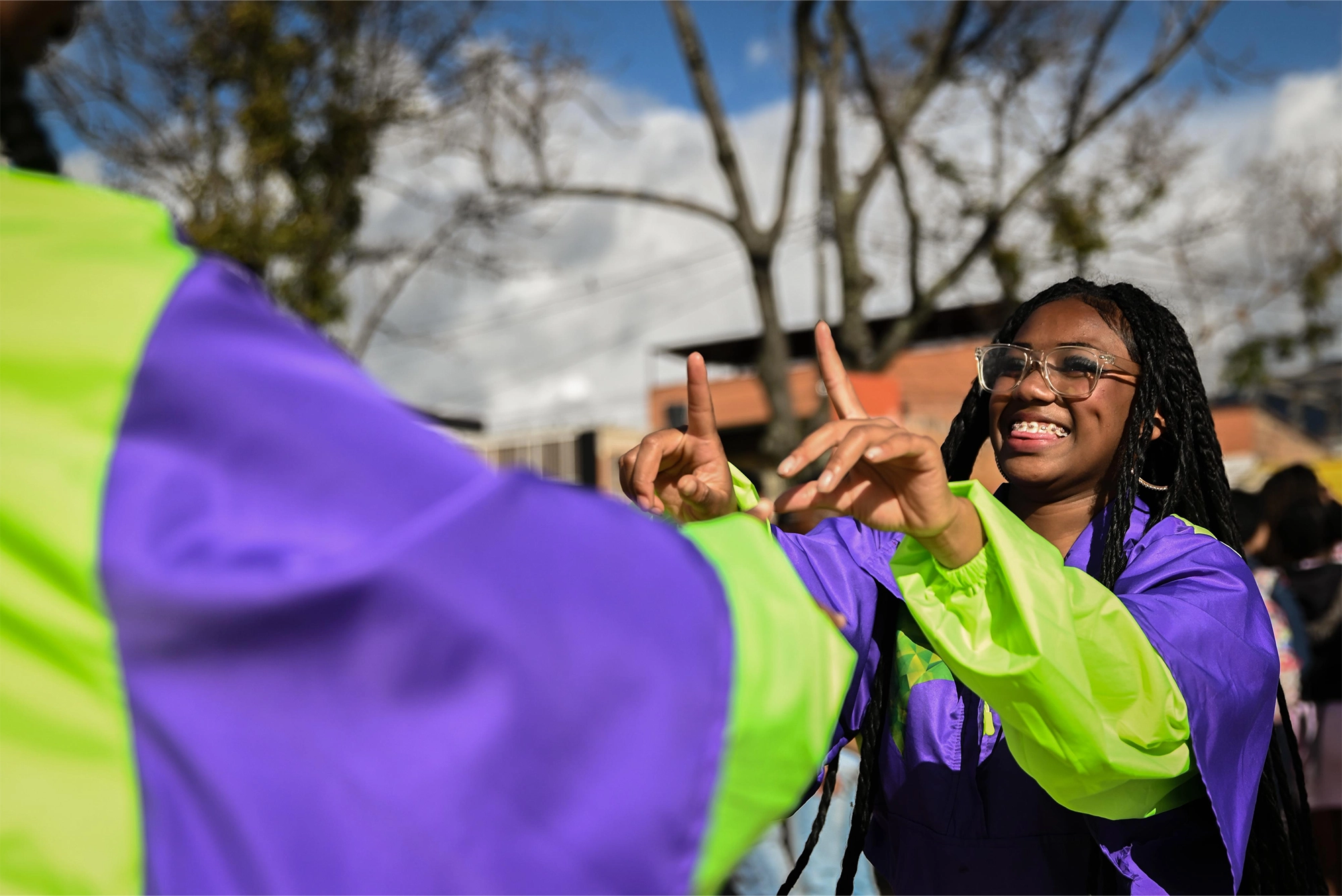 Foto de una mujer afro joven sonriendo.