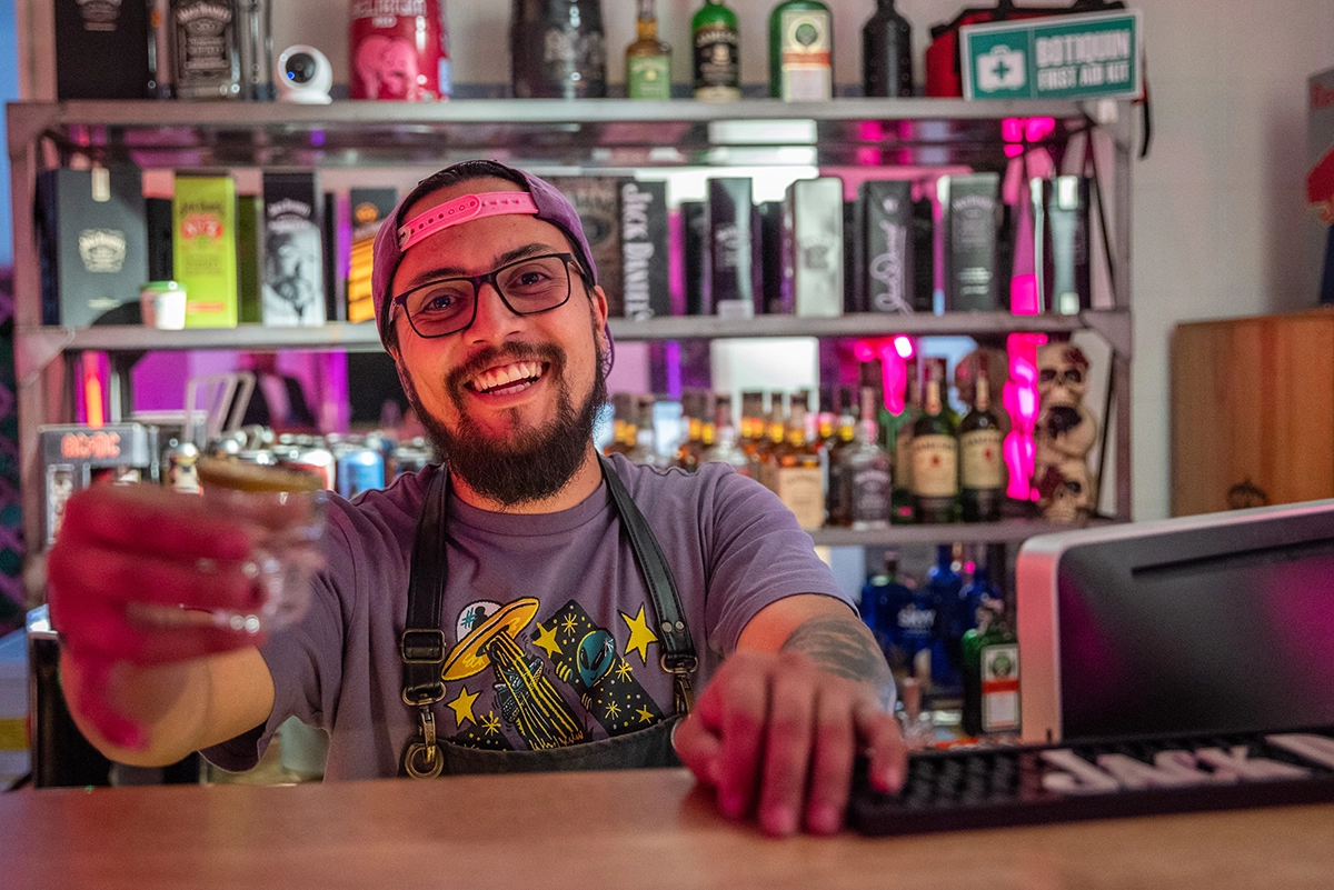 Foto de un joven barman que trabaja en uno d elos bares del barrio