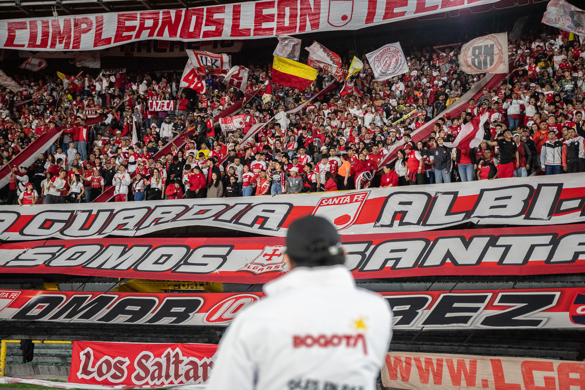 Fotografía de un grupo de hinchas