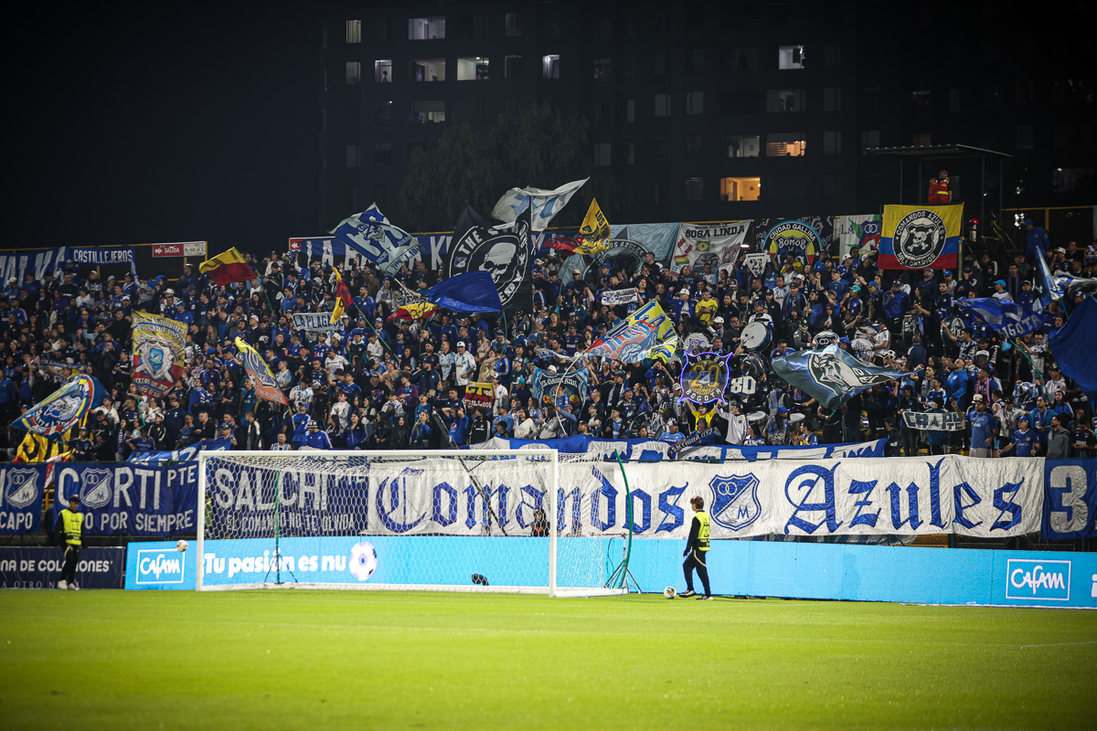 Fotografía de un estadio lleno de hinchas